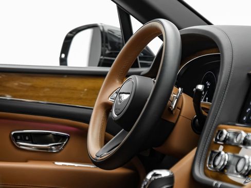 Used 2023 Bentley Bentayga Extended Wheelbase AWD/4WD image 48