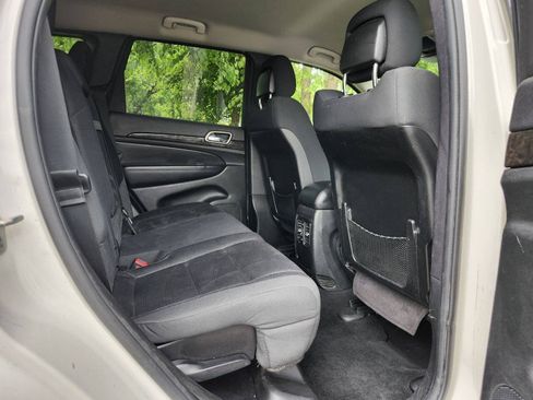 Used 2012 Jeep Grand Cherokee Laredo w/ Laredo E Group AWD/4WD image 6