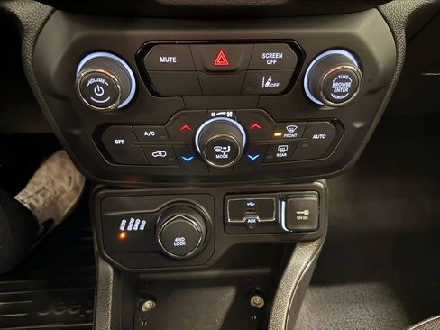 Used 2022 Jeep Renegade Latitude w/ Sun/Sound Group image 24