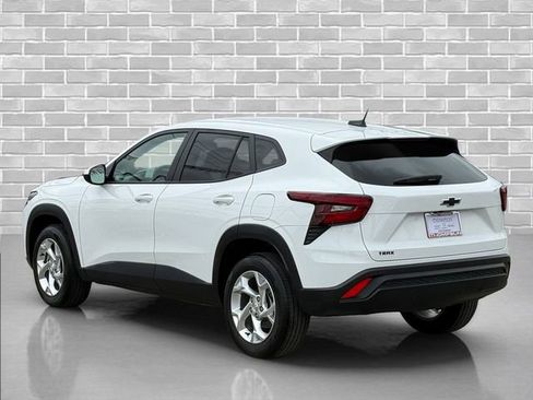 Used 2024 Chevrolet Trax LS w/ LS Convenience Package FWD image 4