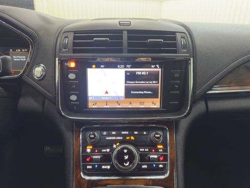 Used 2017 Lincoln Continental Select image 17