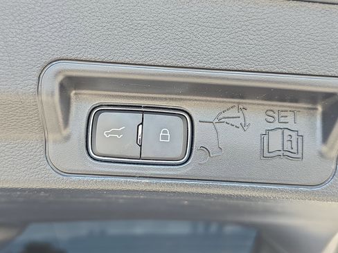 Used 2021 Ford Explorer XLT image 13