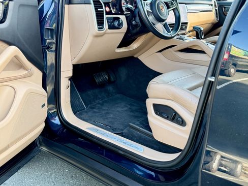 Used 2022 Porsche Cayenne Platinum Edition image 42