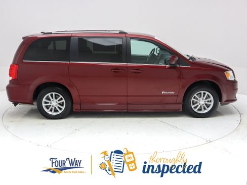Used 2020 Dodge Grand Caravan SXT FWD image 3