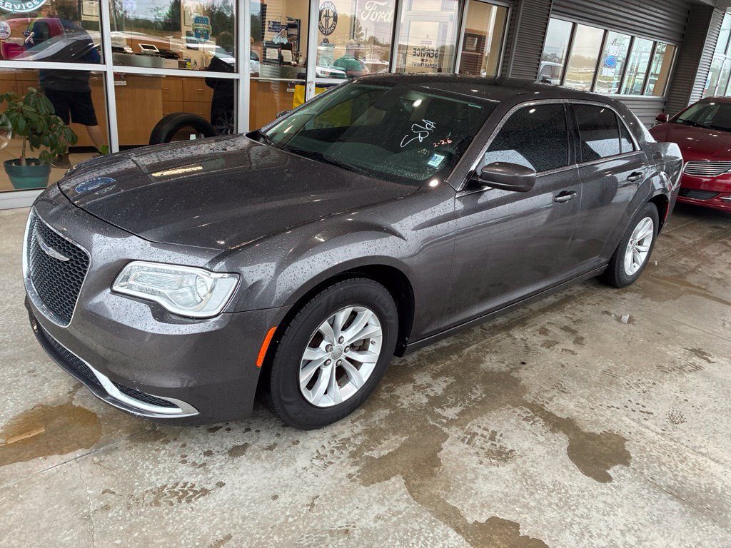 Used 2015 Chrysler 300 Limited RWD image 2
