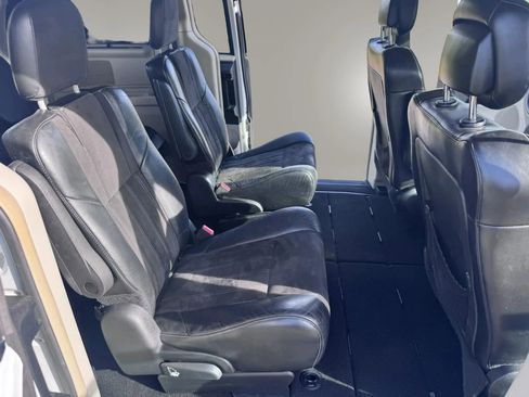 Used 2015 Chrysler Town & Country Limited FWD image 14