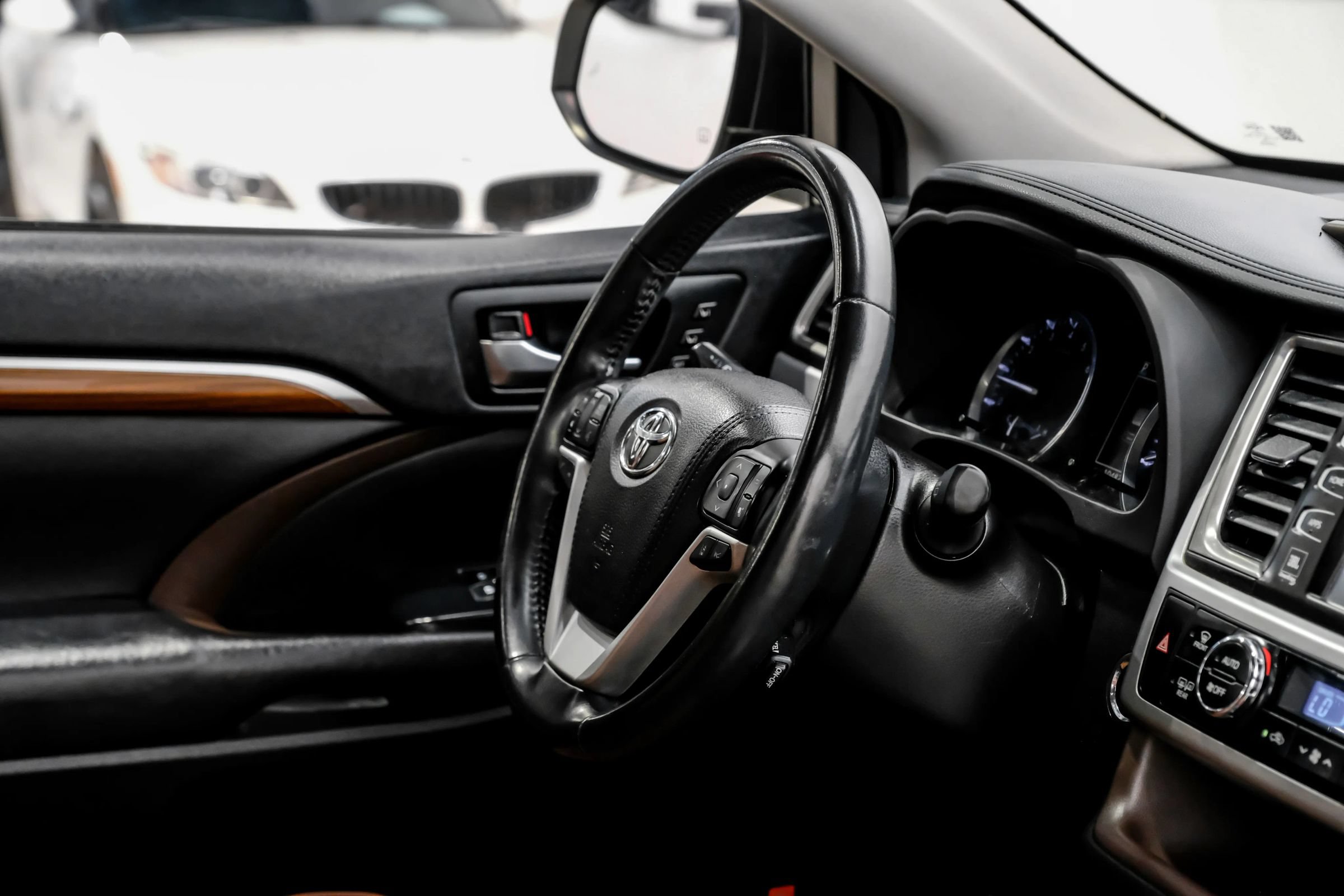 Used 2018 Toyota Highlander Limited FWD image 18