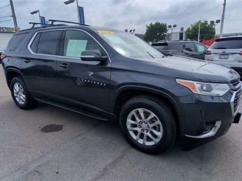 Used 2021 Chevrolet Traverse LT image 2