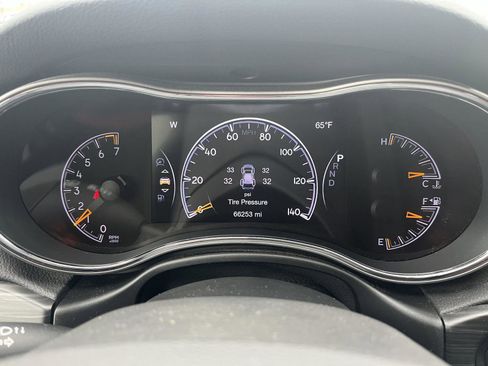 Used 2019 Jeep Grand Cherokee Laredo w/ 18" Wheel & 8.4" Radio Group AWD/4WD image 23