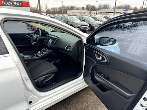 Used 2016 Chrysler 200 Limited image 9