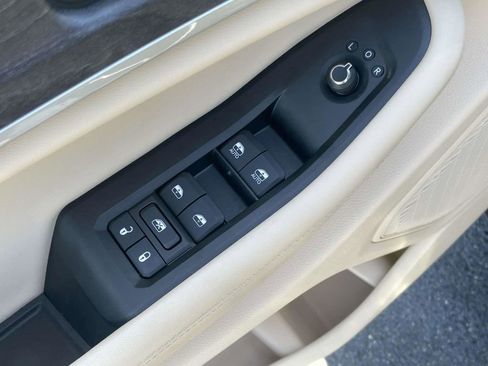 Used 2025 Jeep Grand Cherokee Limited w/ Luxury Tech Group II image 29