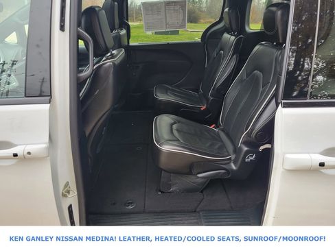 Used 2025 Chrysler Pacifica Limited image 41