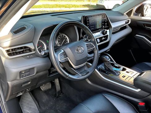 Certified 2022 Toyota Highlander XLE image 18