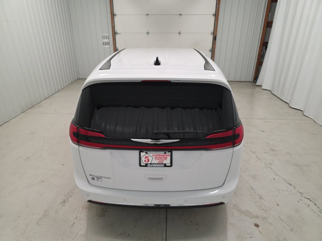 Used 2025 Chrysler Pacifica Select FWD image 5