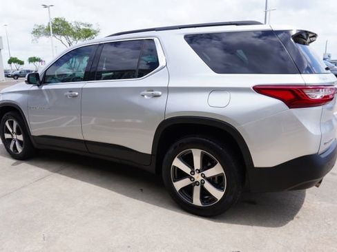 Used 2020 Chevrolet Traverse LT w/ LT Premium Package image 4