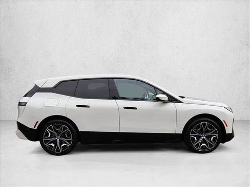 Used 2023 BMW iX xDrive50 w/ Sport Package AWD/4WD image 5