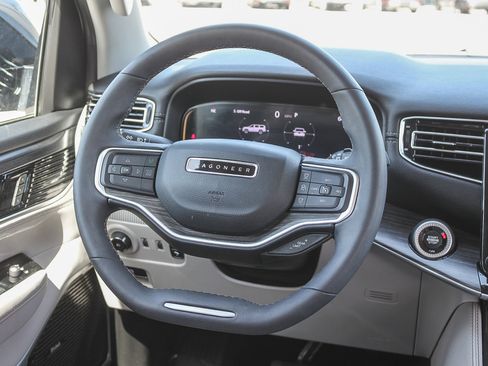 Used 2023 Jeep Wagoneer L Series III w/ Premium Group I image 17