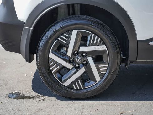 Used 2025 Nissan Kicks SV FWD image 6