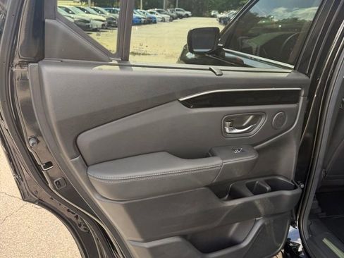 Used 2025 Honda Pilot Touring image 10