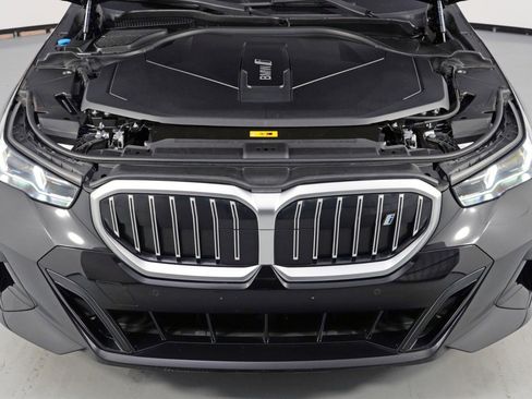 Used 2024 BMW i5 eDrive40i w/ M Sport Package image 8