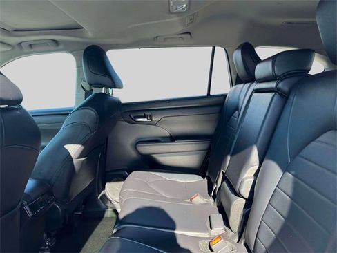Certified 2024 Toyota Highlander XLE image 16
