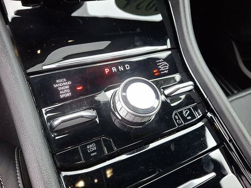 Certified 2024 Jeep Grand Cherokee Overland AWD/4WD image 12