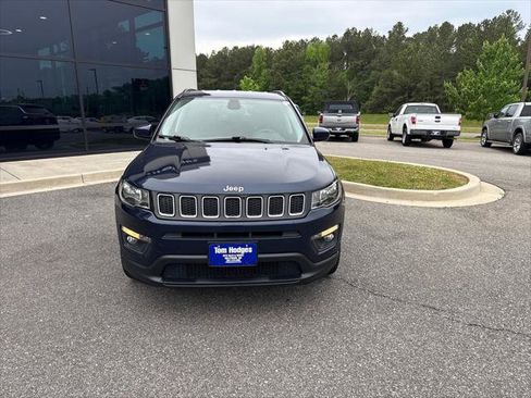 Used 2019 Jeep Compass Latitude AWD/4WD image 2