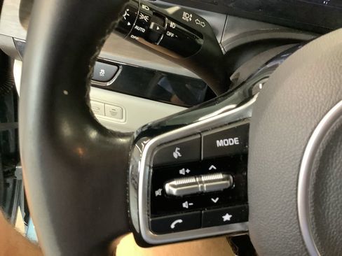 Certified 2023 Kia Carnival SX FWD image 32
