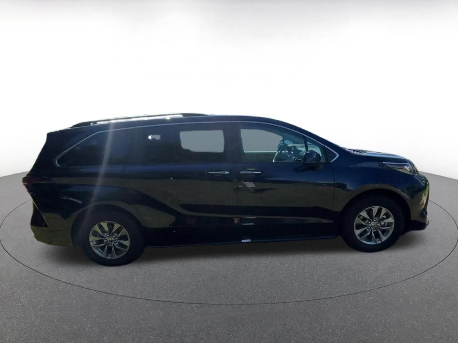 Used 2025 Toyota Sienna XLE FWD image 15