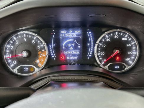 Used 2017 Jeep Renegade Latitude w/ Popular Equipment Group FWD image 18