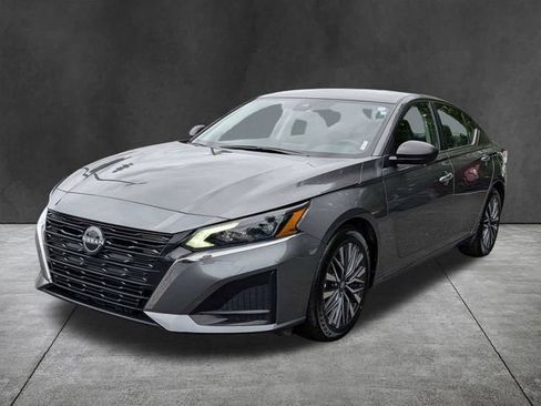 Used 2025 Nissan Altima 2.5 SV FWD image 10