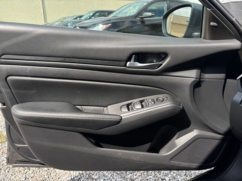 Used 2025 Nissan Altima 2.5 SV FWD image 15