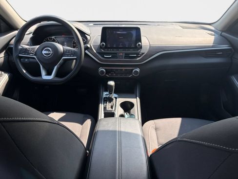 Used 2025 Nissan Altima 2.5 SV FWD image 14