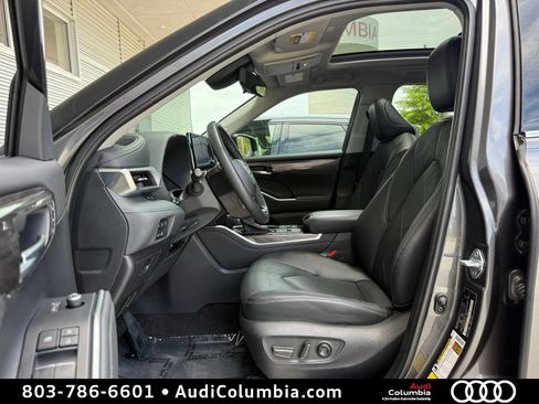 Used 2023 Toyota Highlander Platinum FWD image 23