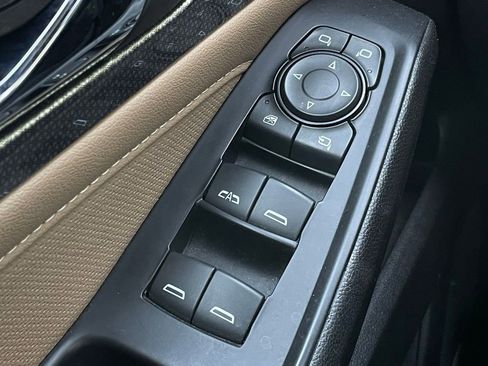 Used 2023 Chevrolet Traverse Premier FWD image 12