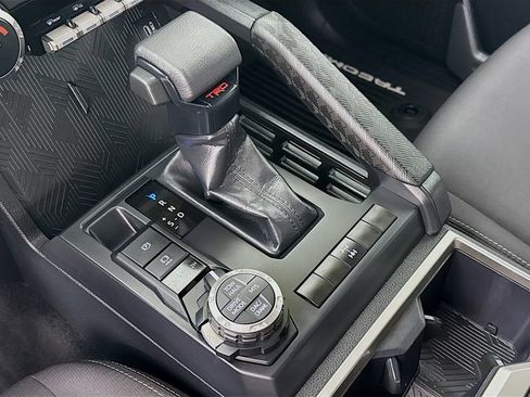 Certified 2025 Toyota Tacoma TRD Off-Road AWD/4WD image 19