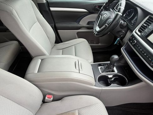 Used 2017 Toyota Highlander LE image 35