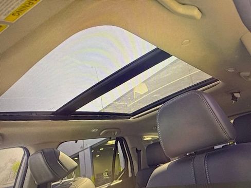 Used 2025 Honda Pilot Touring image 10