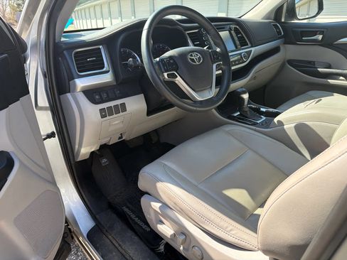 Used 2019 Toyota Highlander XLE AWD/4WD image 1