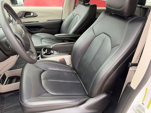 Used 2024 Chrysler Pacifica Touring-L FWD image 36