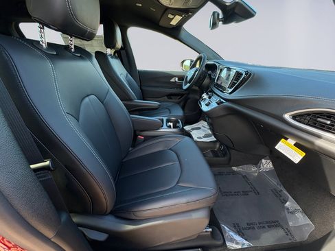 New 2026 Chrysler Pacifica Select image 15