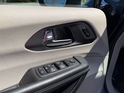 Used 2023 Chrysler Pacifica Touring-L FWD image 21
