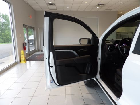 Used 2025 Chevrolet Colorado Z71 AWD/4WD image 9