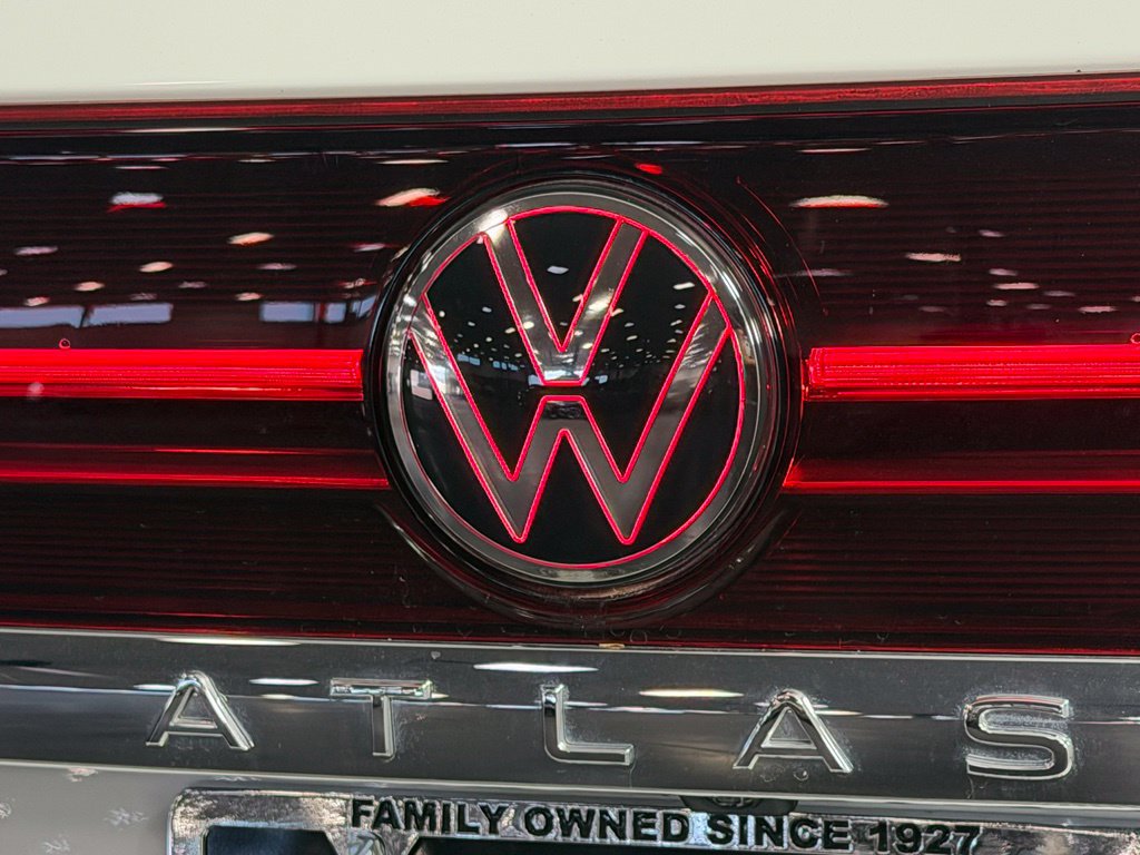 Used 2024 Volkswagen Atlas SE w/ Black Wheel Package FWD image 13