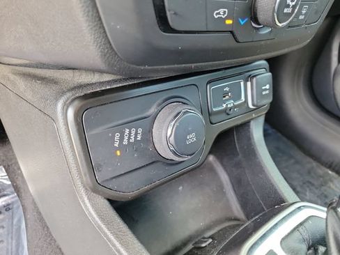 Used 2022 Jeep Renegade Sport AWD/4WD image 32