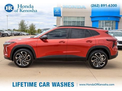 Used 2024 Chevrolet Trax RS w/ Driver Confidence Package FWD image 2