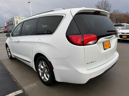 Used 2017 Chrysler Pacifica Limited image 5