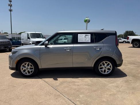 Used 2025 Kia Soul LX w/ LX Technology Package FWD image 4