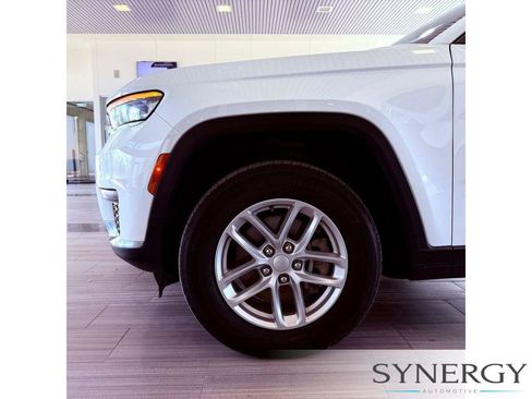 Used 2023 Jeep Grand Cherokee L Laredo RWD image 7