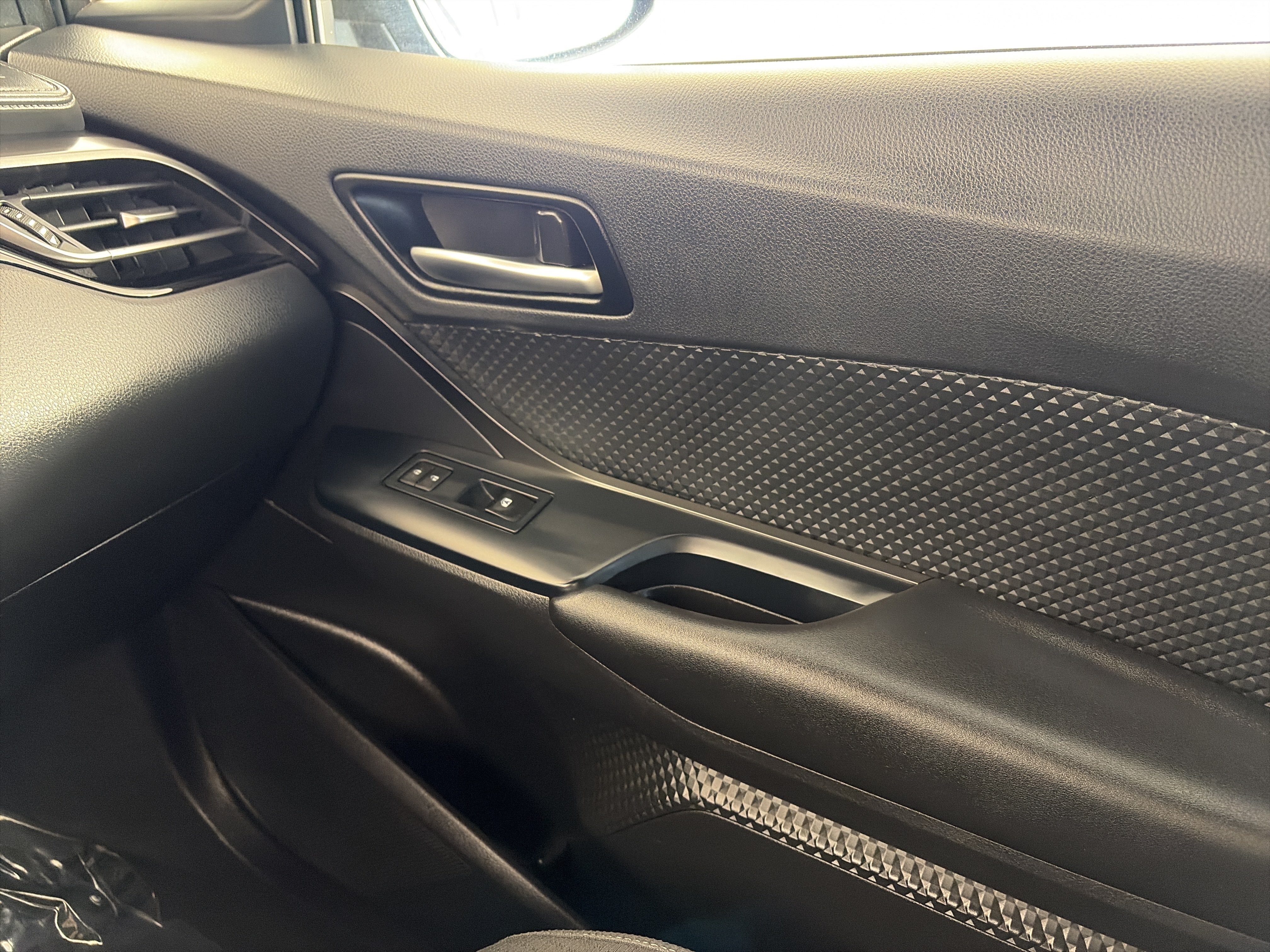 Used 2019 Toyota C-HR LE FWD image 24